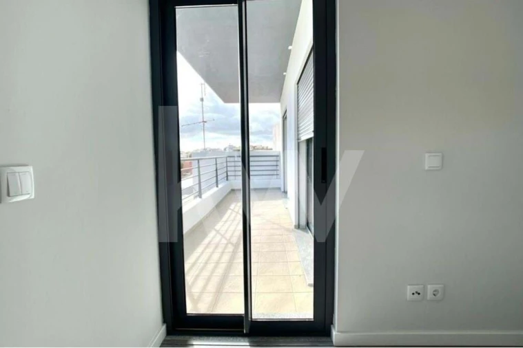 Apartamento T1 para Venda em Quelfes Foto 28