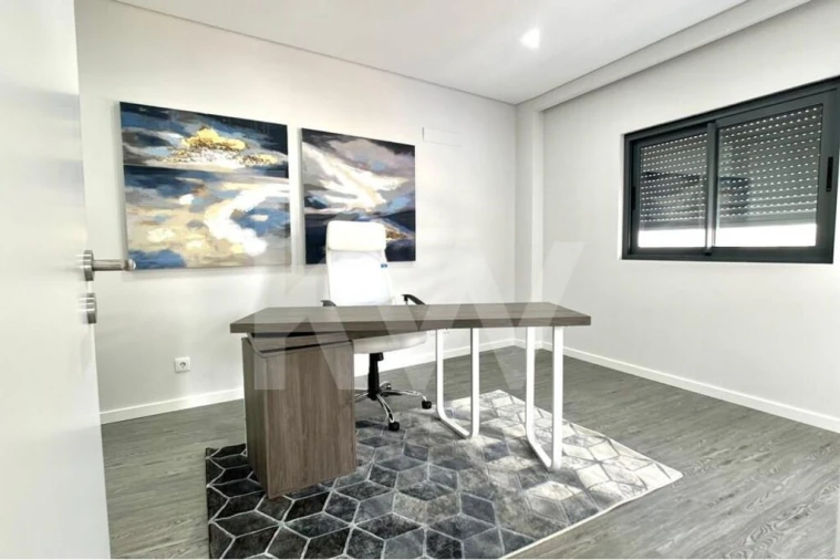 Apartamento T1 para Venda em Quelfes Foto 25