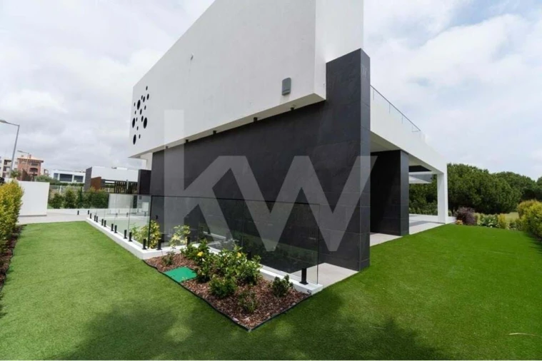 Moradia T4 para Venda em Quarteira Foto 36