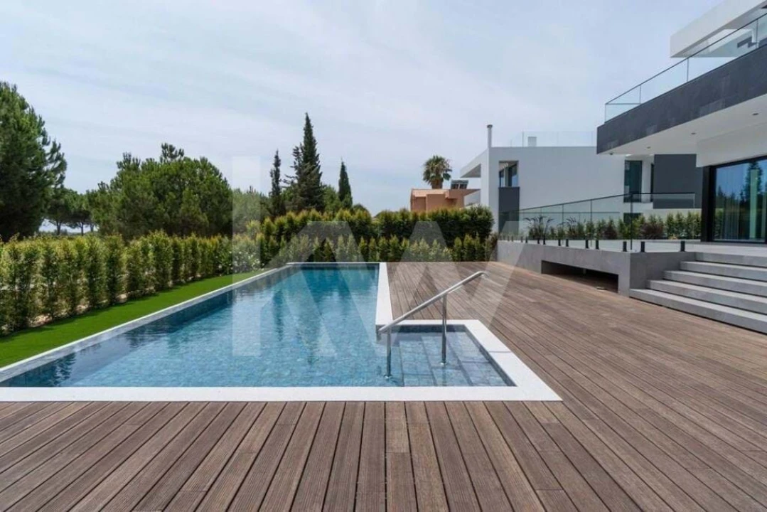 Moradia T4 para Venda em Quarteira Foto 3