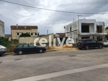 Moradia T4 para Venda em Charneca de Caparica e Sobreda