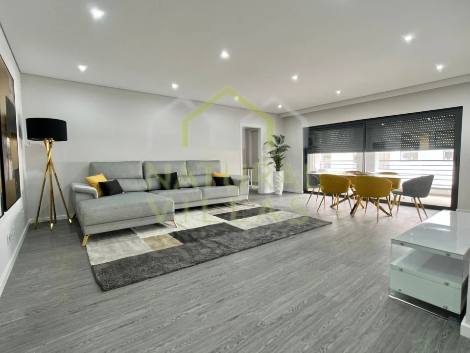 Apartamento T4 para Venda em Quelfes Foto 1