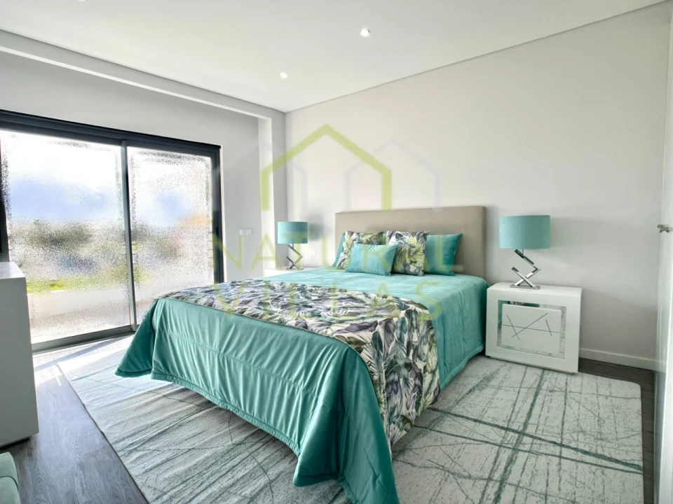 Apartamento T4 para Venda em Quelfes Foto 4