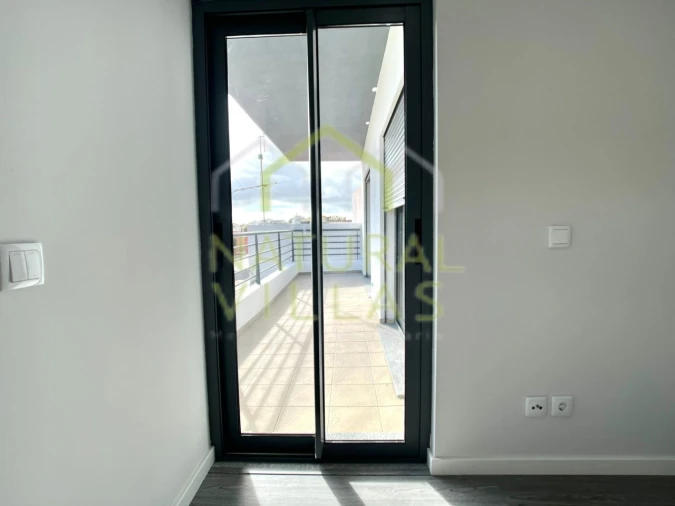 Apartamento T4 para Venda em Quelfes Foto 9