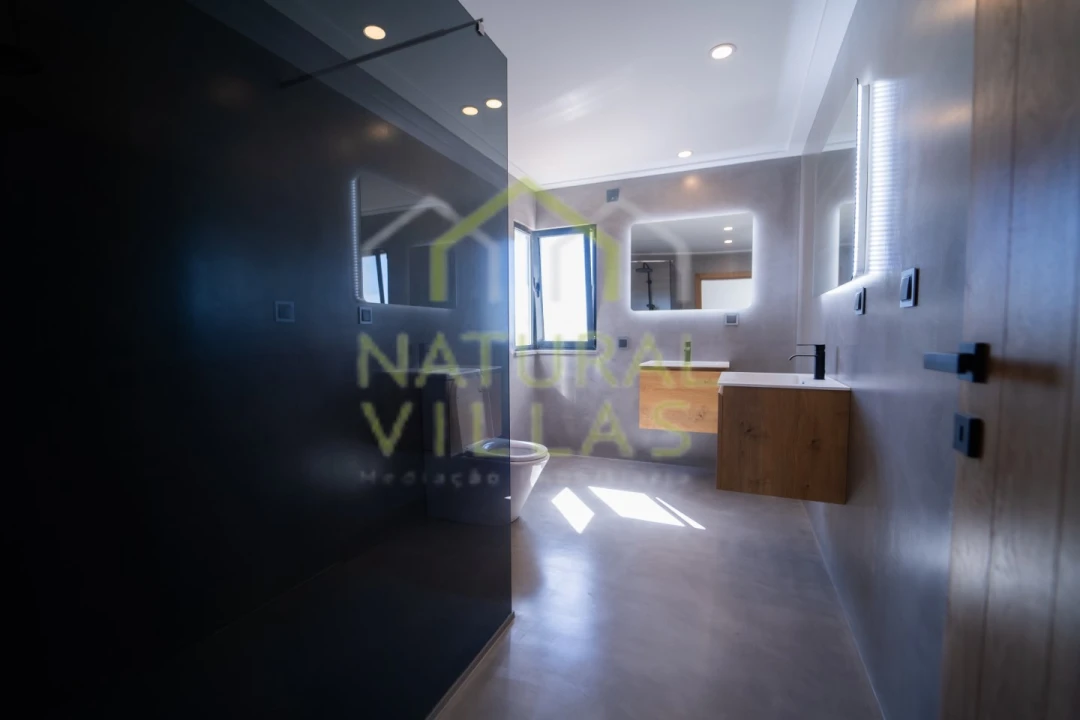 Moradia T5 para Venda em Quarteira Foto 11