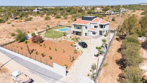 Moradia T5 para Venda em Quarteira