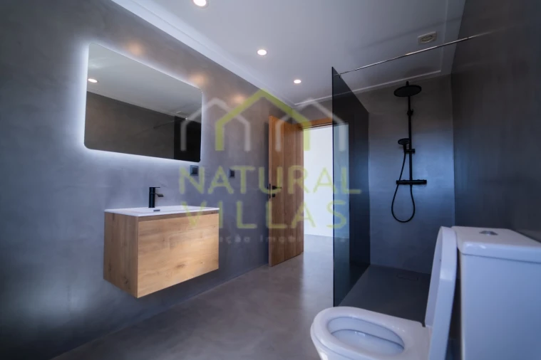 Moradia T5 para Venda em Quarteira Foto 13