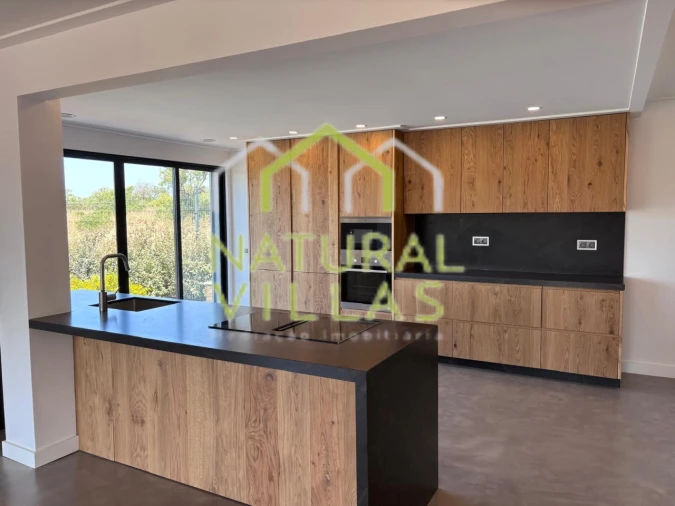 Moradia T5 para Venda em Quarteira Foto 4