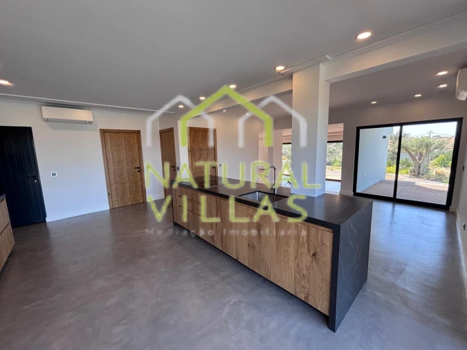 Moradia T5 para Venda em Quarteira Foto 5