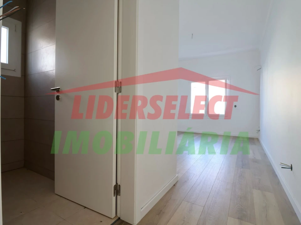 Moradia T4 para Venda em Silveira Foto 8