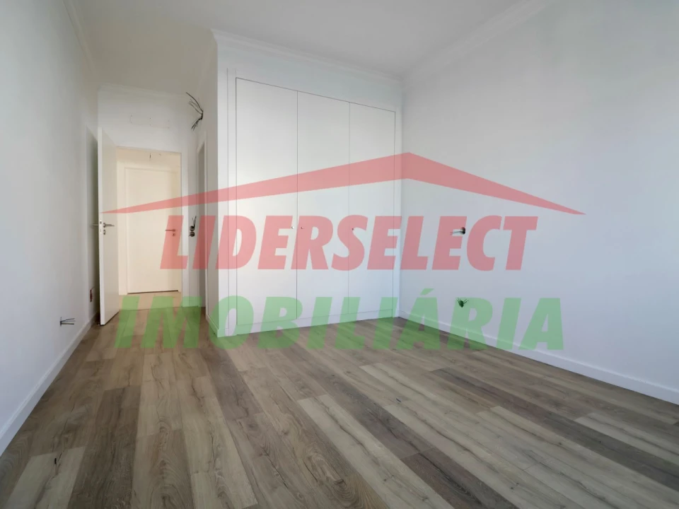 Moradia T4 para Venda em Silveira Foto 9