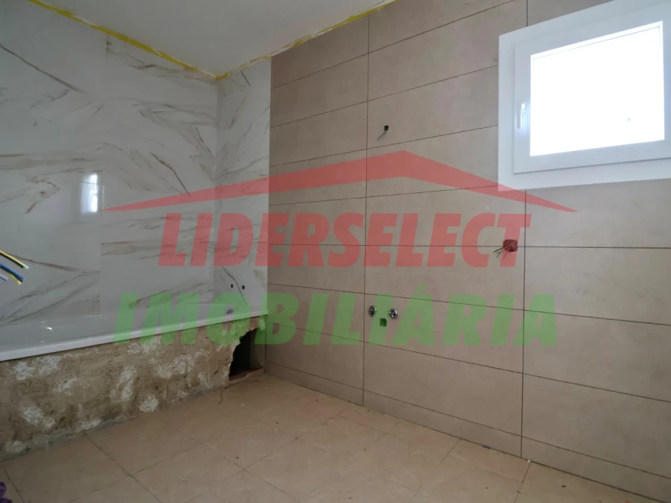 Moradia T4 para Venda em Silveira Foto 11