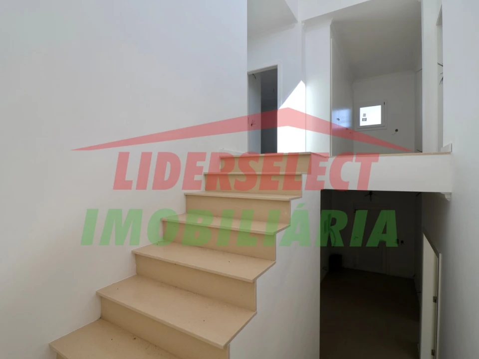 Moradia T4 para Venda em Silveira Foto 12