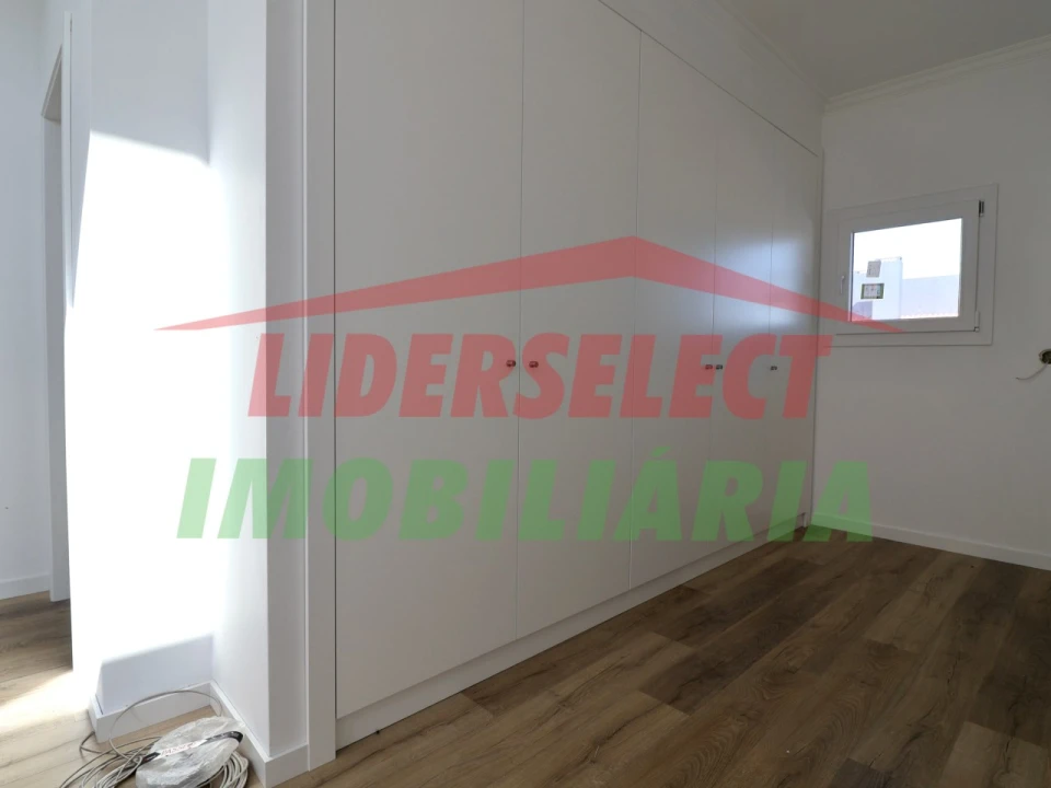 Moradia T4 para Venda em Silveira Foto 13