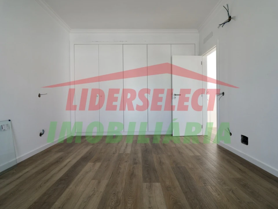 Moradia T4 para Venda em Silveira Foto 14