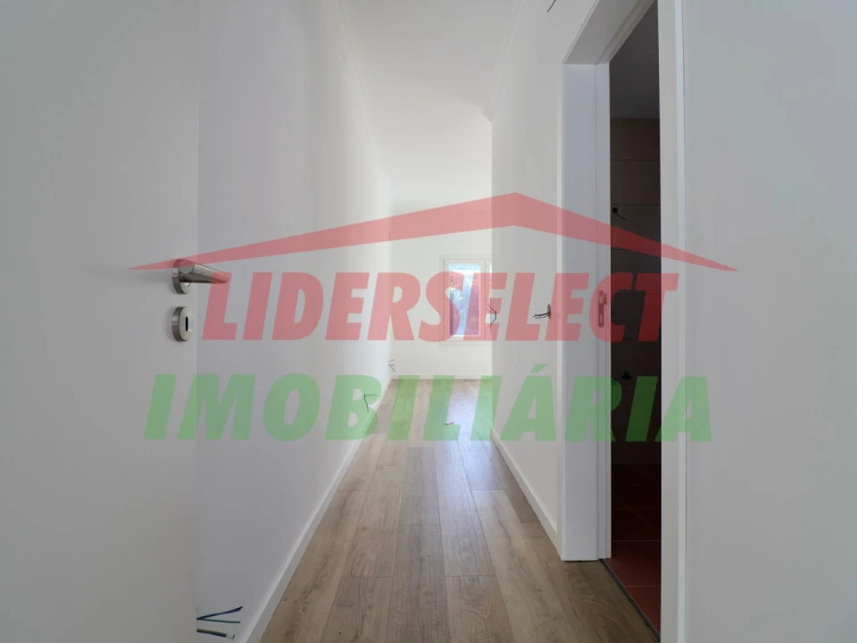 Moradia T4 para Venda em Silveira Foto 21