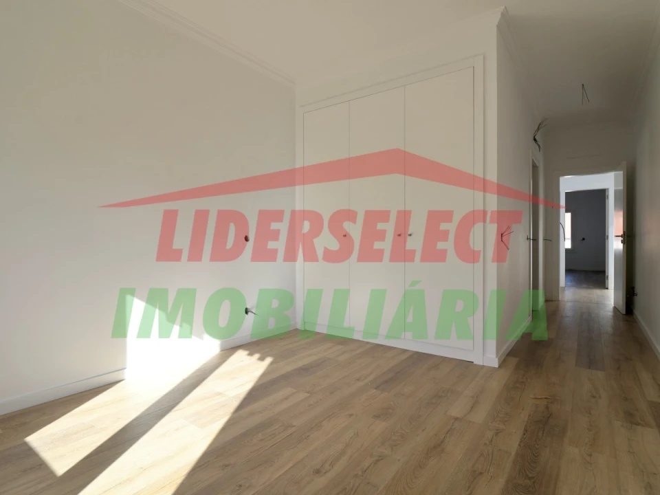 Moradia T4 para Venda em Silveira Foto 22