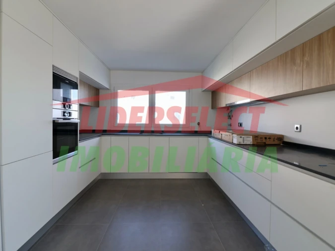 Moradia T4 para Venda em Silveira Foto 6