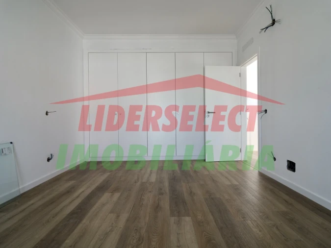 Moradia T4 para Venda em Silveira Foto 14