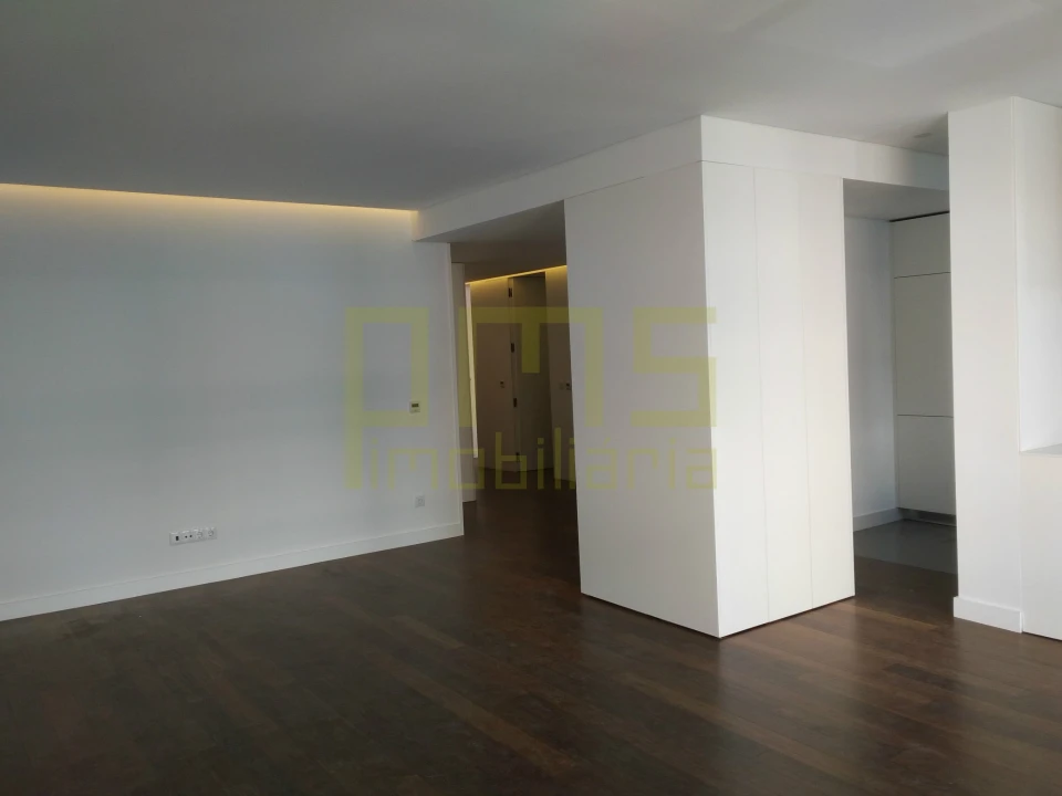 Apartamento T4 para Venda em Cedofeita, Santo Ildefonso, Sé, Miragaia, São Nicolau e Vitória Foto 2