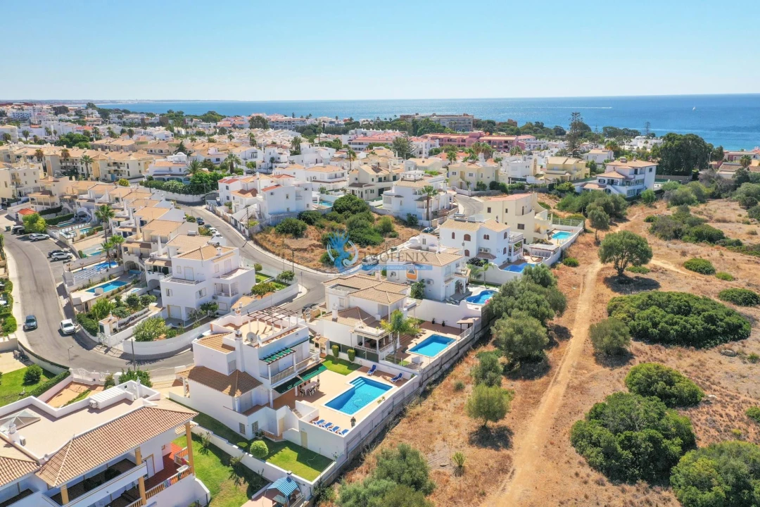 Moradia T4 para Venda em Albufeira e Olhos de Água Foto 1