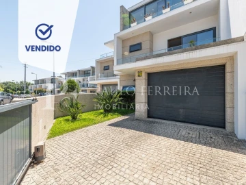 Moradia T4 para Venda em Antas e Abade de Vermoim