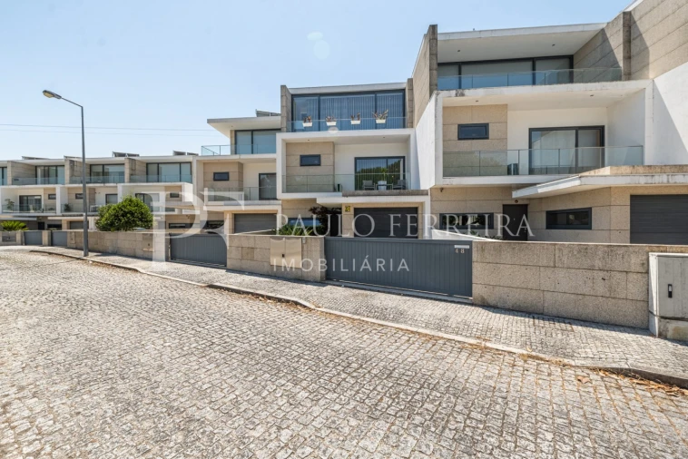 Moradia T4 para Venda em Antas e Abade de Vermoim Foto 2