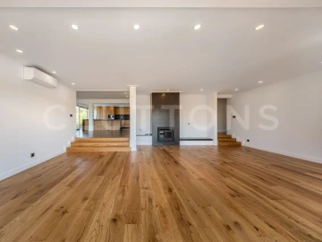 Moradia T5 para Venda em Quarteira