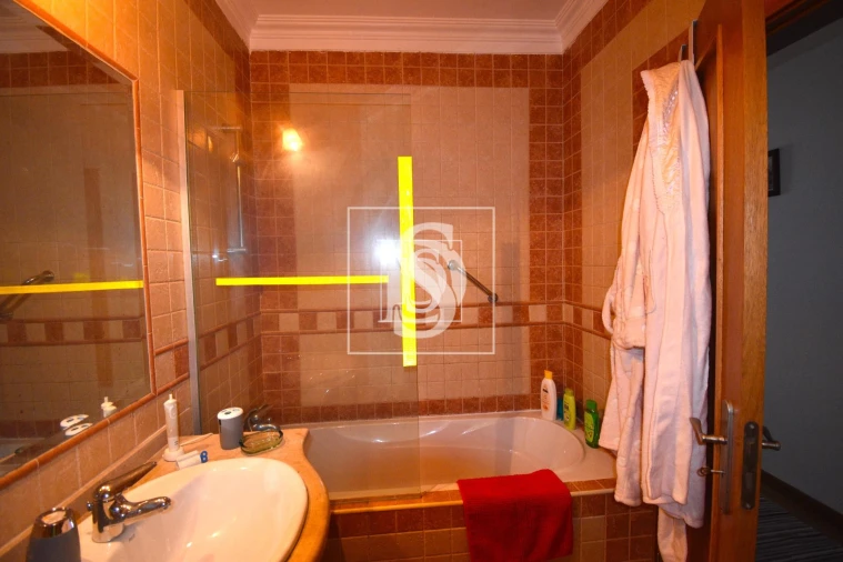 Moradia T4 para Venda em Encarnação Foto 21