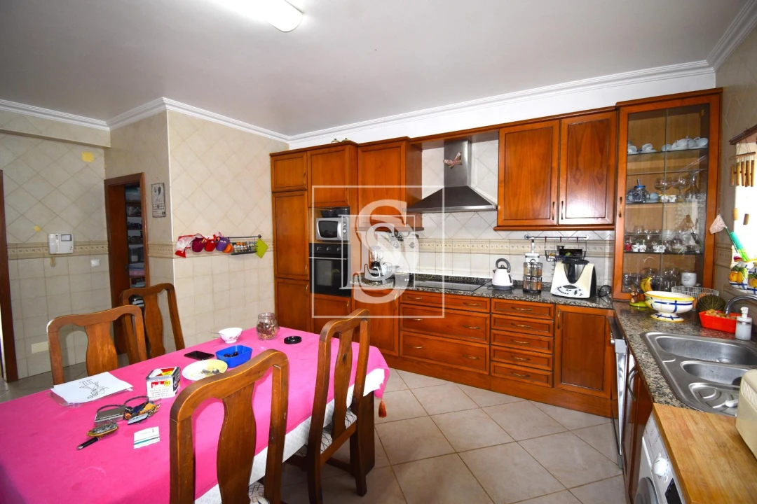 Moradia T4 para Venda em Encarnação Foto 27