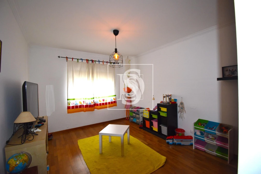 Moradia T4 para Venda em Encarnação Foto 13