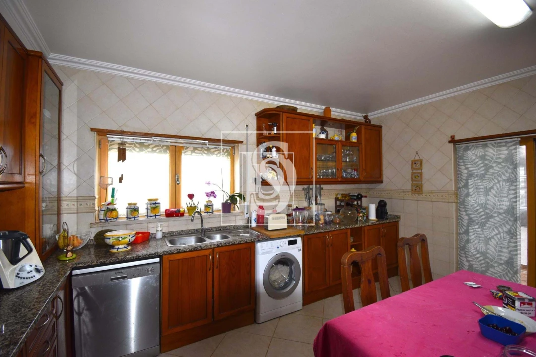 Moradia T4 para Venda em Encarnação Foto 25