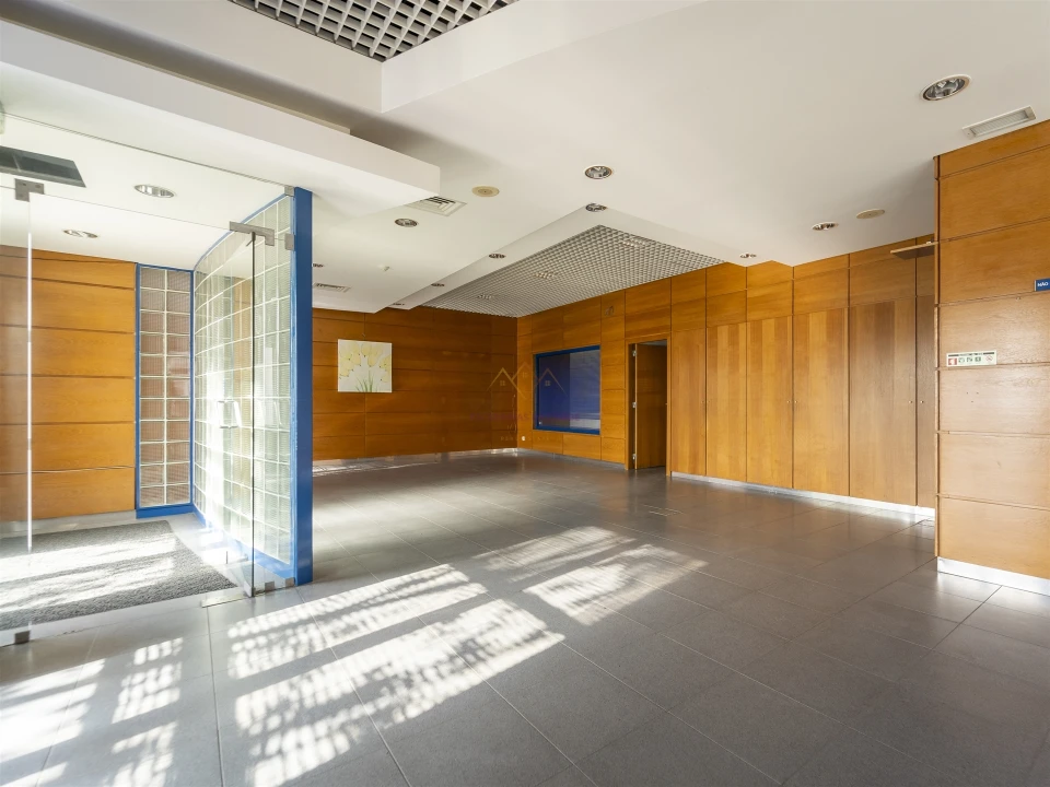 Loja para Arrendamento em Olivais Foto 1