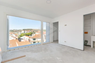 Moradia T4 para Venda em Pontinha e Famões