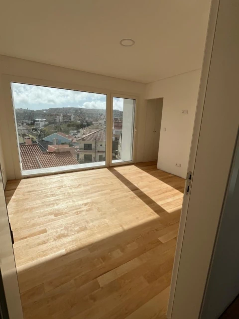 Moradia T4 para Venda em Pontinha e Famões