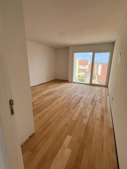 Moradia T4 para Venda em Pontinha e Famões