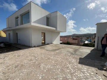 Moradia T4 para Venda em Pontinha e Famões
