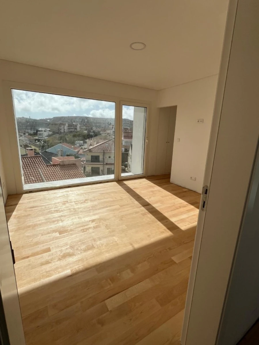 Moradia T4 para Venda em Pontinha e Famões Foto 18