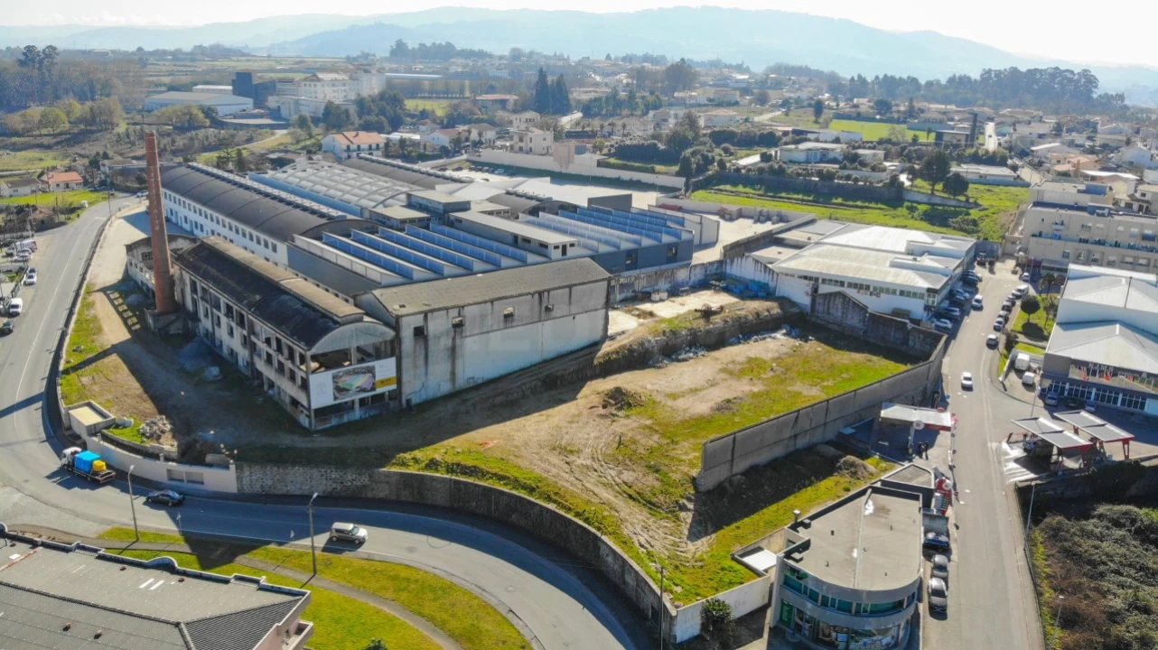 Terreno Comércio / Armazém para Venda em Landim Foto 2