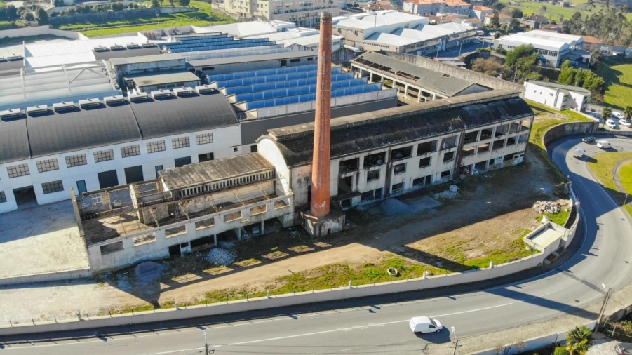 Terreno Comércio / Armazém para Venda em Landim Foto 8