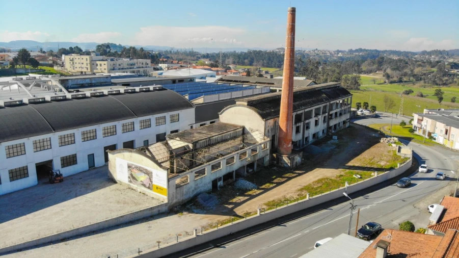 Terreno Comércio / Armazém para Venda em Landim Foto 9