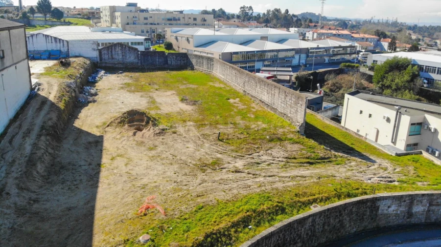 Terreno Comércio / Armazém para Venda em Landim Foto 3