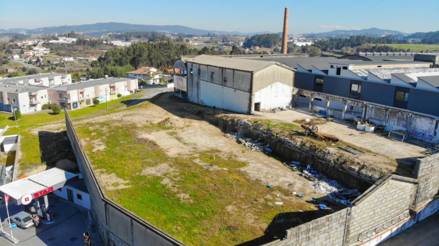 Terreno Comércio / Armazém para Venda em Landim Foto 4