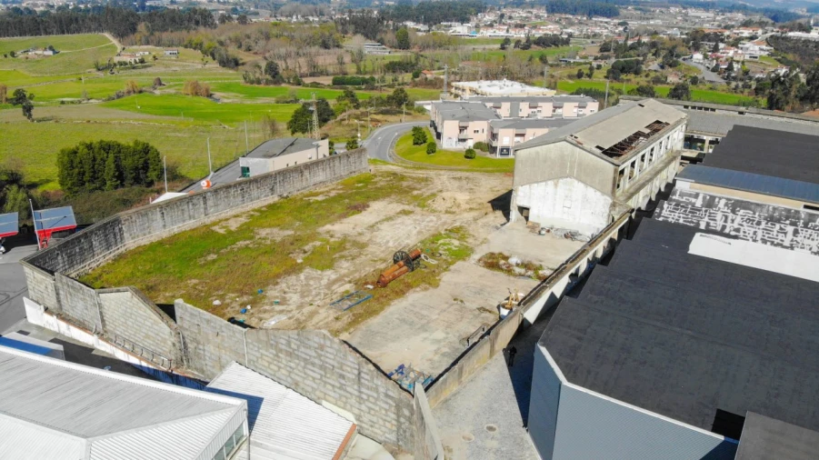 Terreno Comércio / Armazém para Venda em Landim Foto 7