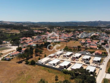 Moradia T3 para Venda em Santa Maria, São Pedro e Sobral da Lagoa