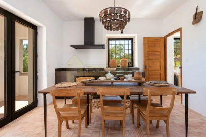 Moradia T4 para Venda em Santa Barbara de Nexe