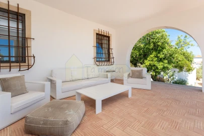 Moradia T4 para Venda em Santa Barbara de Nexe