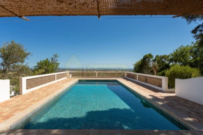 Moradia T4 para Venda em Santa Barbara de Nexe