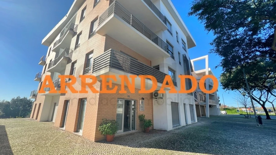 Loja para Arrendamento em Carnaxide e Queijas