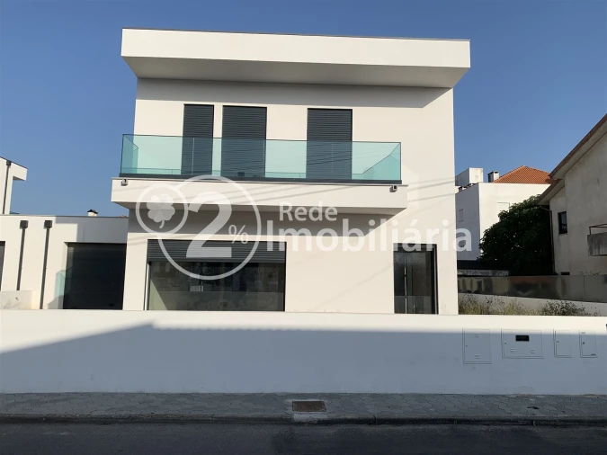 Moradia T4 para Venda em Eixo e Eirol